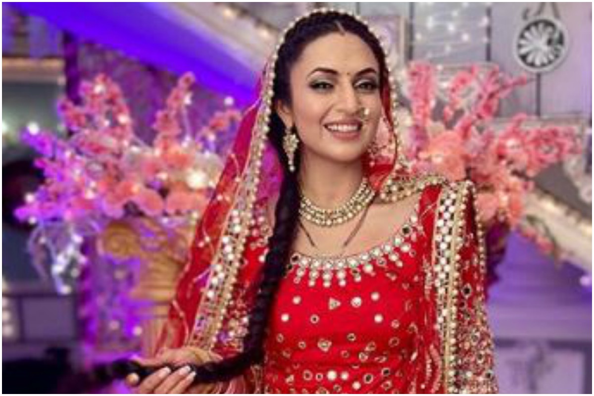 Divyanka Tripathi Looks Stunning in Her Latest Lehenga Look