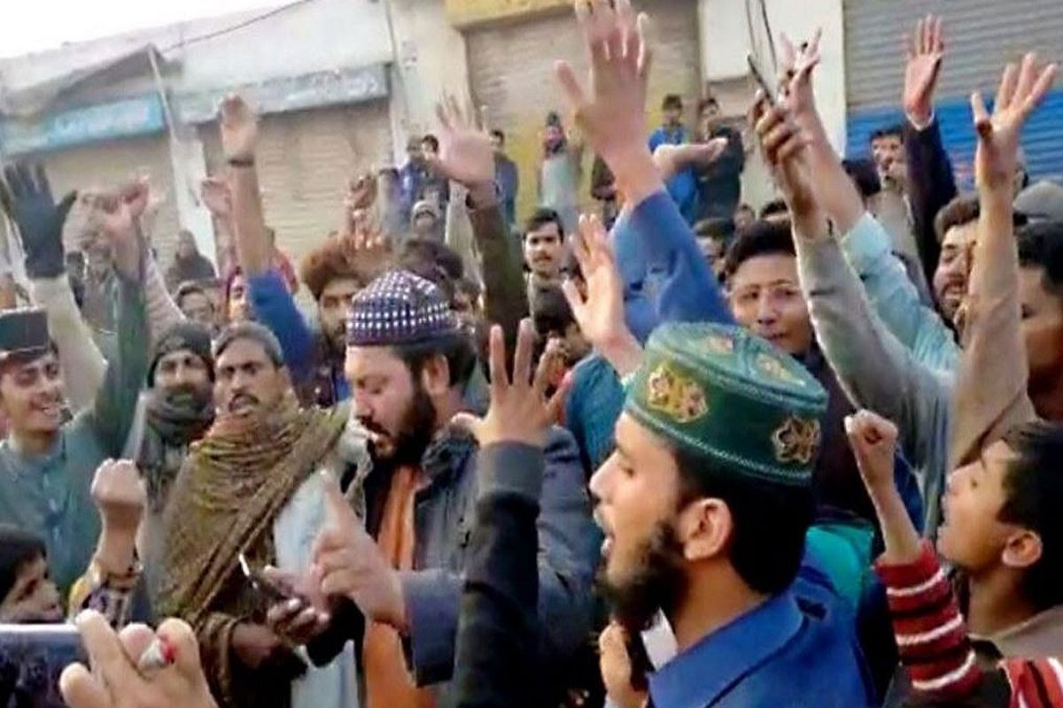 Angry mob pelts stones at Pak’s Nankana Sahib Gurdwara with devotees inside; India protests
