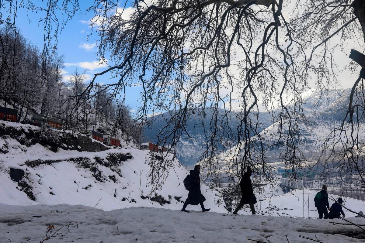 Snowfall and landslides keep Jammu-Srinagar NH closed for the second day