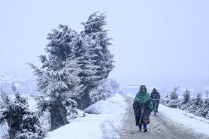 Snowfall continues in Kashmir Valley, air traffic disrupted