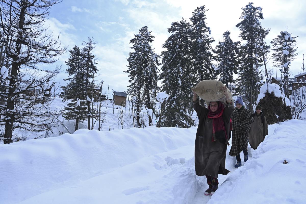 Jammu and Kashmir Lt Governor seeks report on commodities after heavy snowfall