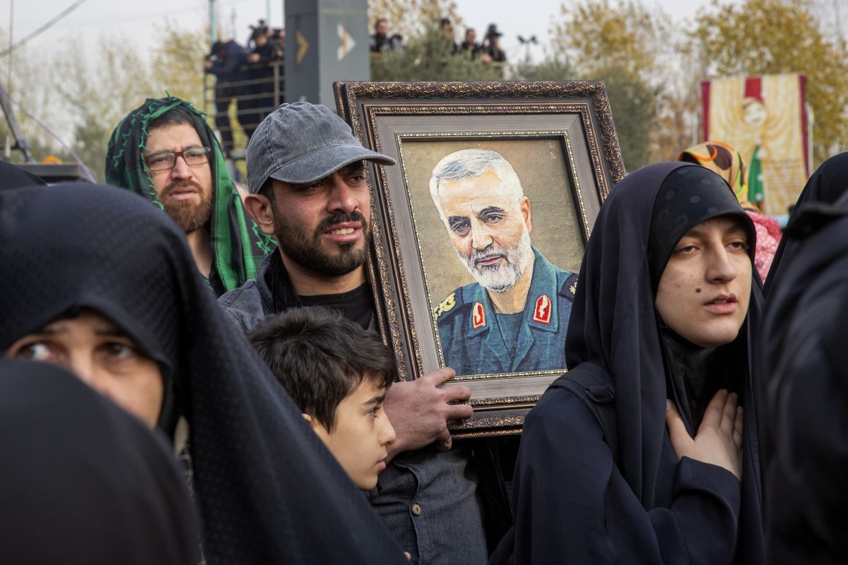 Iraqis chant ‘death to America’ at Iran top commander’s funeral march