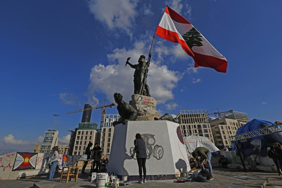 Protesters block roads in Beirut ahead of Parliament session