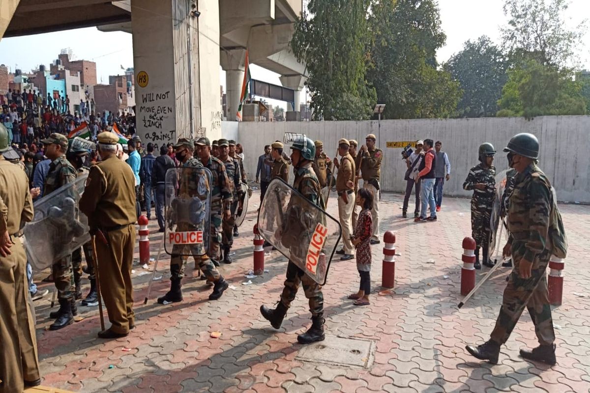 Clash between CAA protesters, supporters near Delhi’s Jaffarabad; DMRC closes two stations