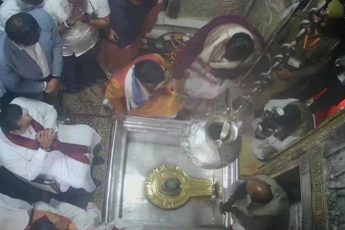 Sri Lankan PM Rajapaksa visits Varanasi, offers prayers at Kashi Vishwanath temple