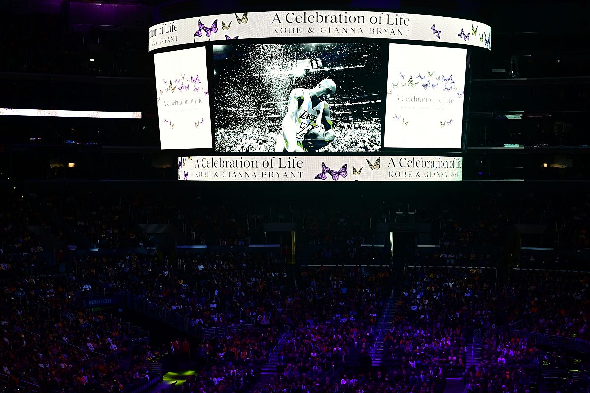 Thousands pay tribute to Kobe Bryant in Los Angeles memorial service