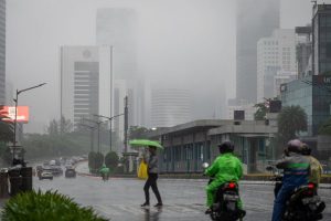Heavy floods paralyze Jakarta after torrential rains
