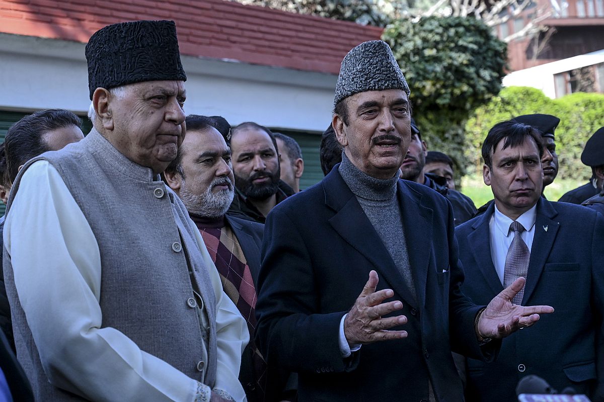 Ghulam Nabi Azad calls on Farooq Abdullah; first leader to meet NC chief after release from detention