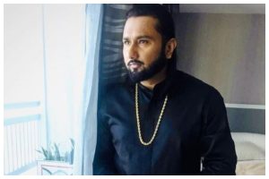 Yo Yo Honey Singh launches singer Ipsitaa in ‘First kiss’