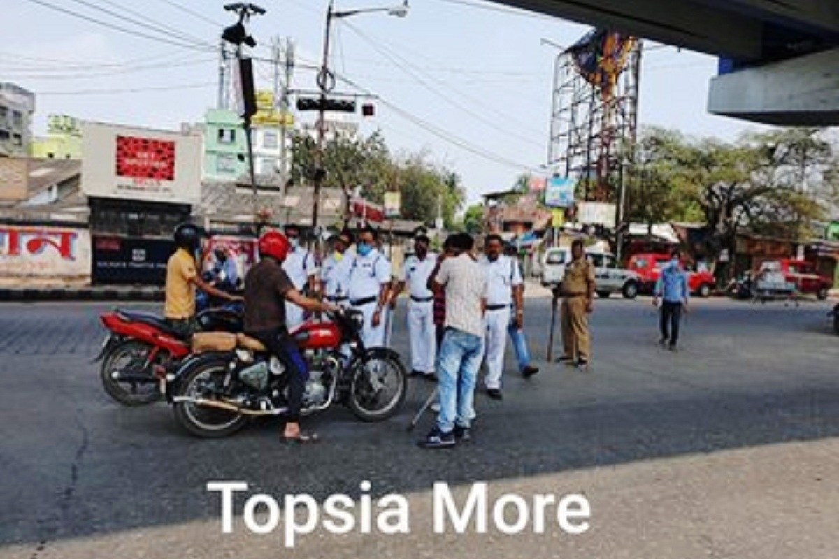 Kolkata goes into lockdown, cops alert
