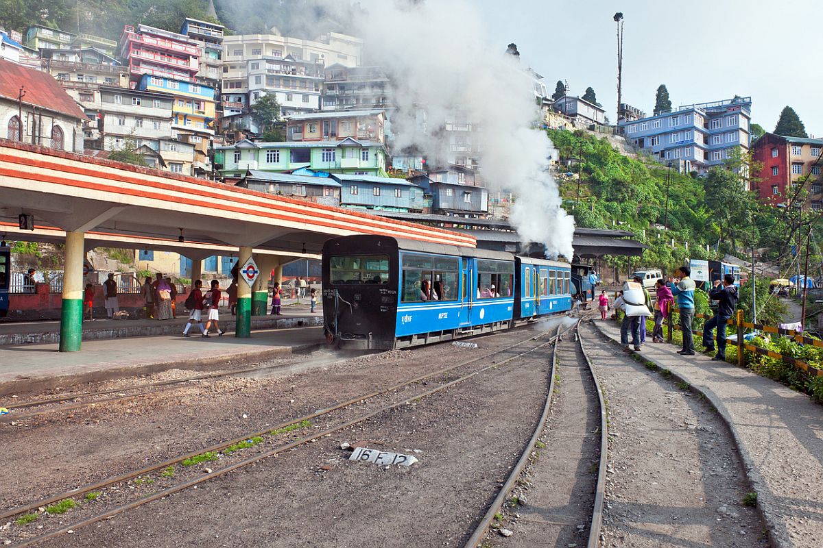 Tourists start leaving Darjeeling Hills