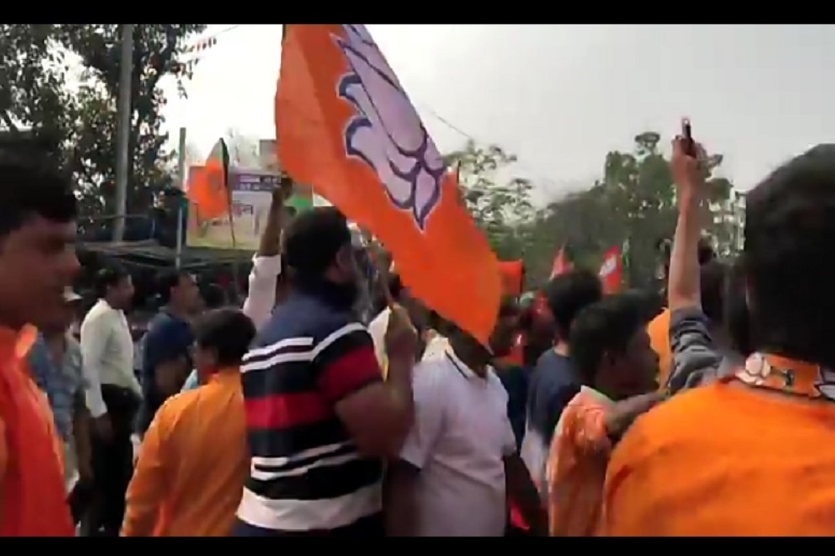 BJP flag-waving supporters chant ‘Goli maro’ slogan at Amit Shah’s rally in Kolkata