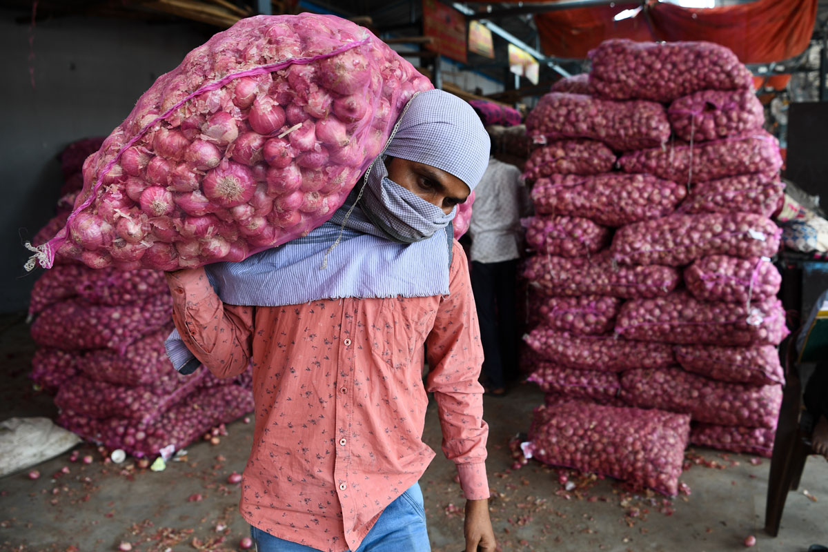 Onion trucks stranded on Bangladesh border