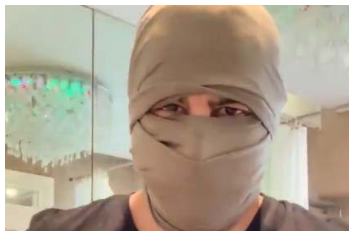 Ronit Bose Roy makes mask out of a T-shirt