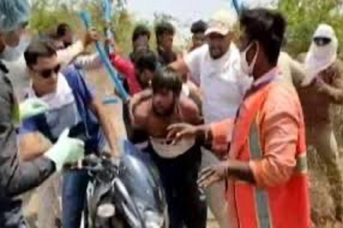 Sanitation worker attacked by mob with axe in MP’s Dewas
