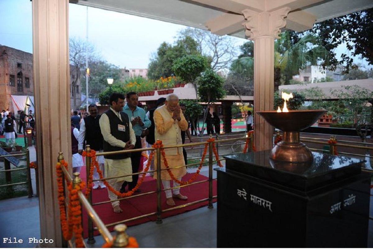 PM Modi pays tributes to martyrs of Jallianwala Bagh massacre