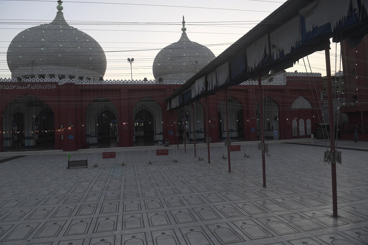 Experts urge people to avoid visiting mosques in Ramzan as Coronavirus cases spike in Pakistan