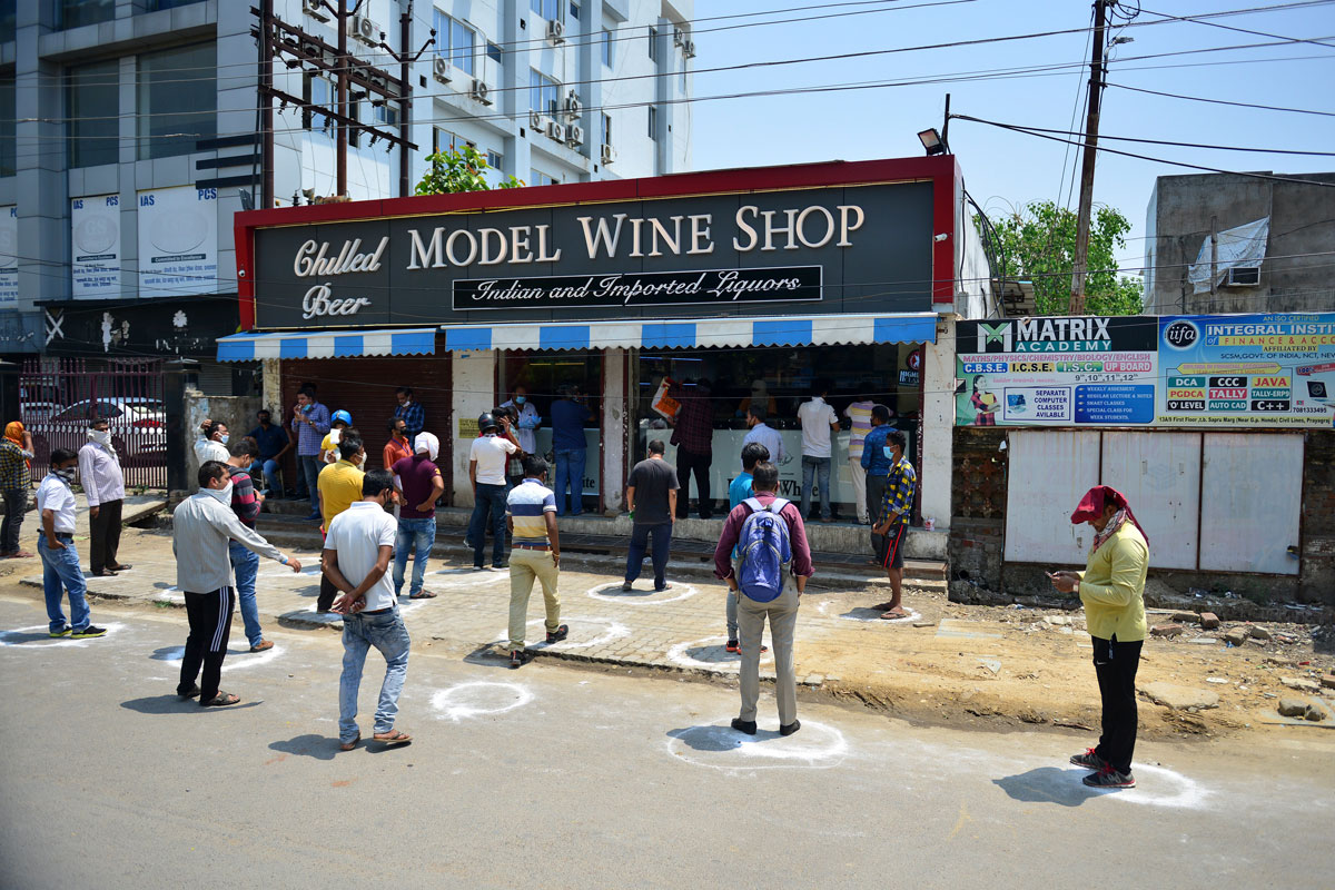 Delhi heads for no queues at liquor stores, government issues 4.75 lakh e-token to buy alcohol