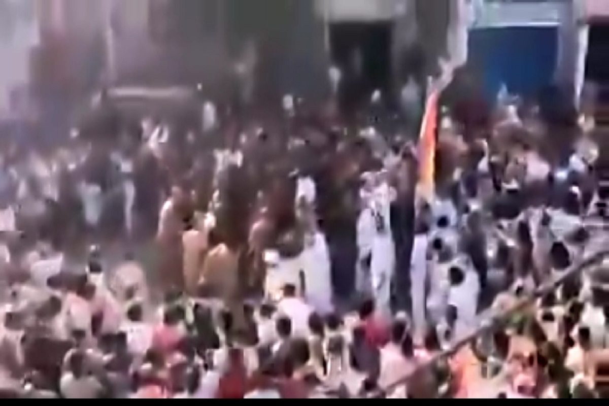 Huge crowd gathered at MP’s Sagar to welcome Jain Monk violating lockdown norms