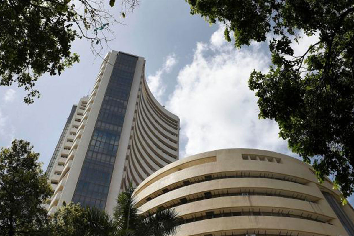 Indices extends gains to 6th day, Sensex up 284 points and Nifty regains 10,000 mark