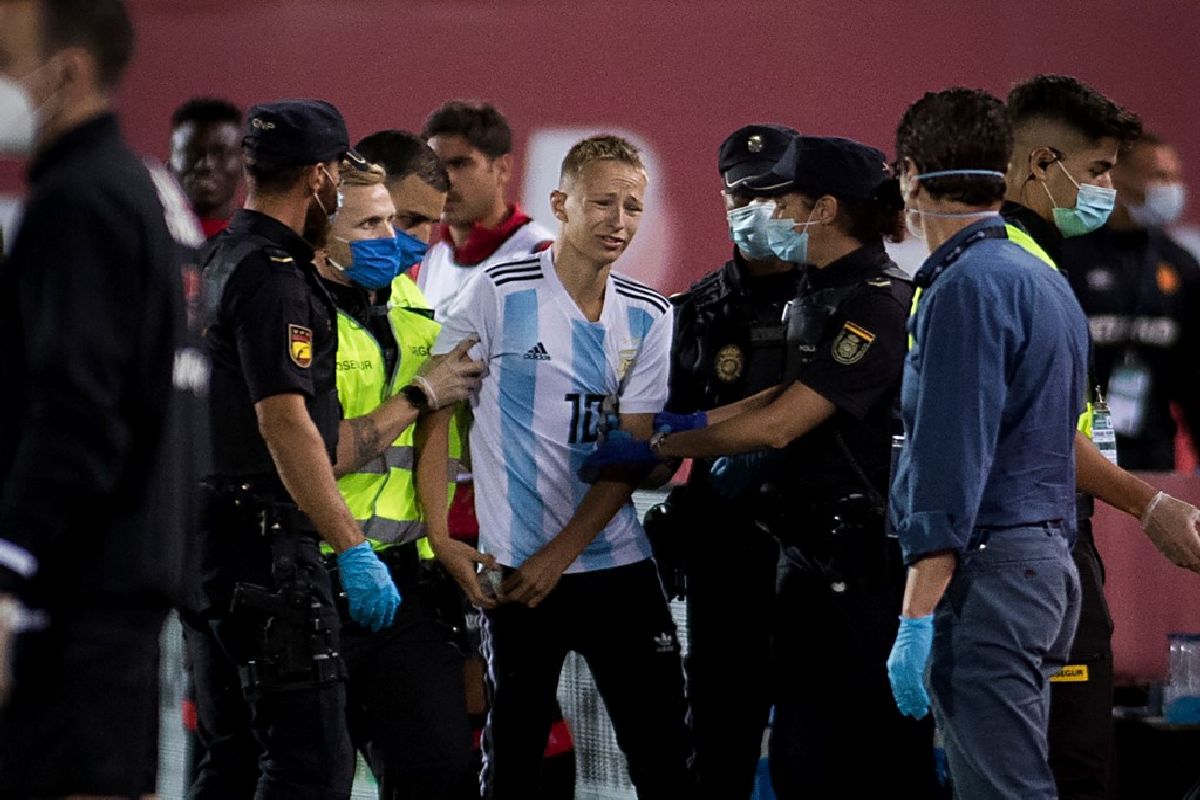 La Liga to seek criminal action against pitch invader