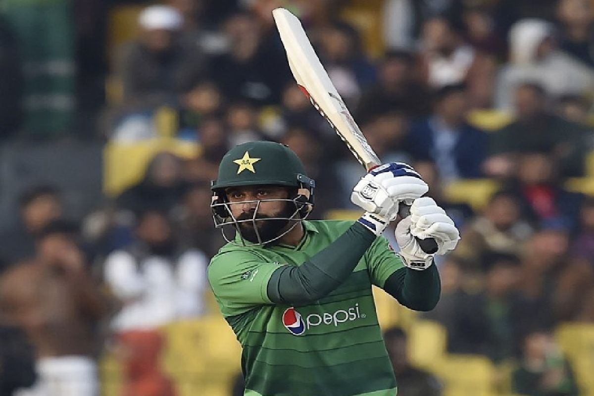 Mohammad Hafeez tests COVID-19 negative a day after PCB declared him to be infected