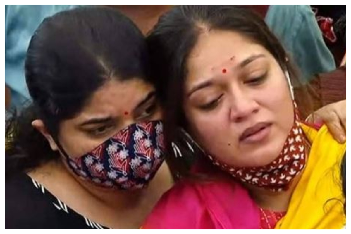 Wife Meghana Raj breaks down at Kannada actor Chiranjeevi Sarja’s funeral; Yash, Kiccha Sudeep pay tributes