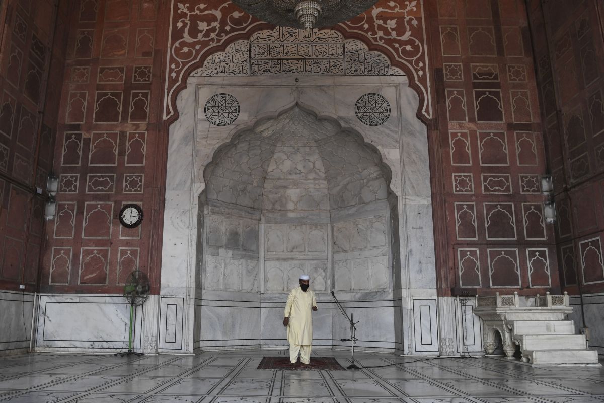 As COVID-19 cases soar in Delhi, Jama Masjid may close again, says Shahi Imam