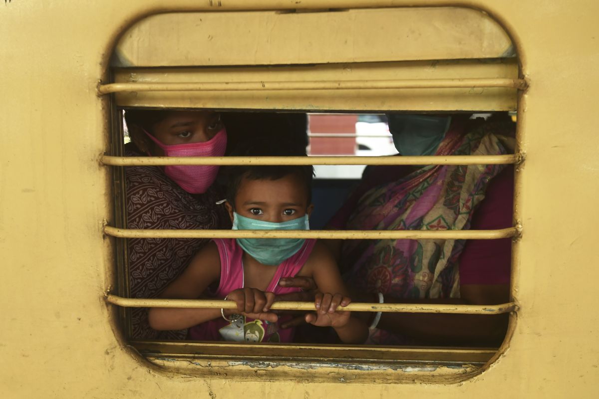 Migrant dies on shramik train in UP, co-passengers travel with body to Bengal