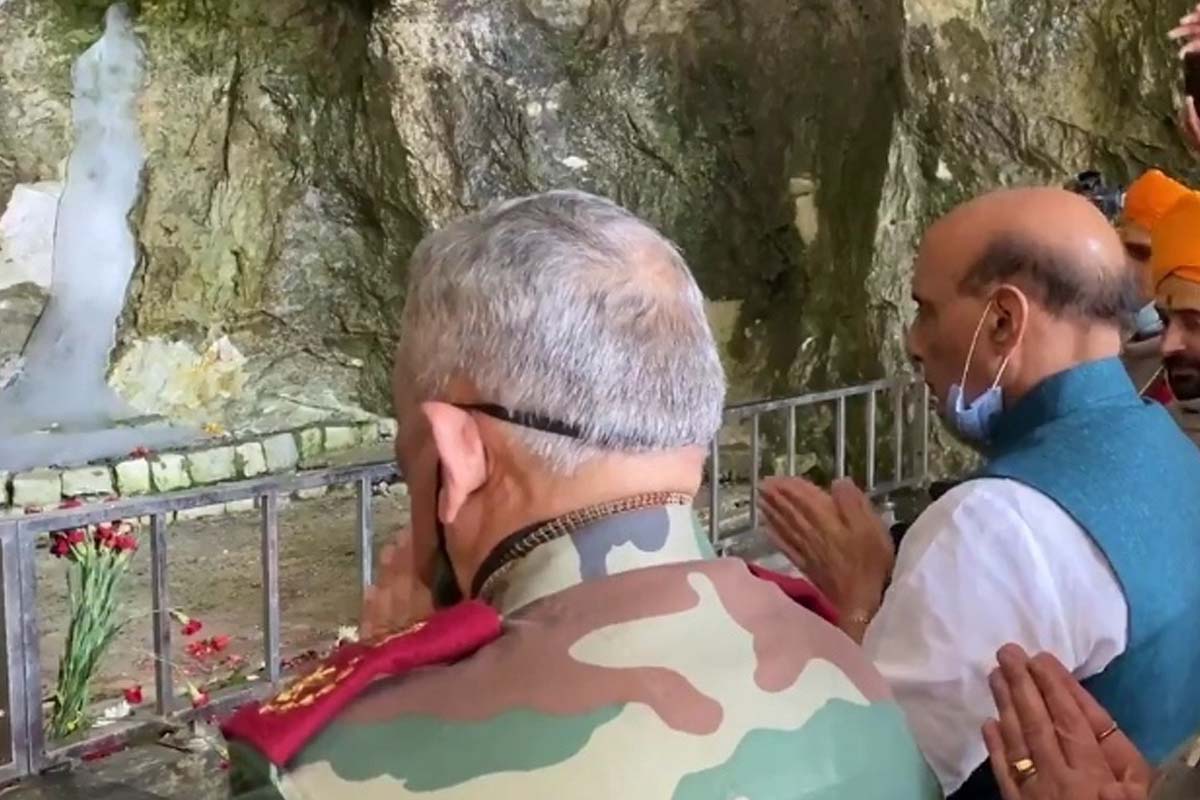 Rajnath offers prayers at Amarnath cave shrine