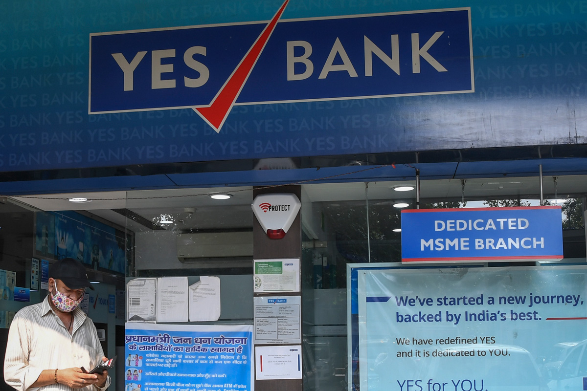 Yes Bank shares slip below FPO price at 9%