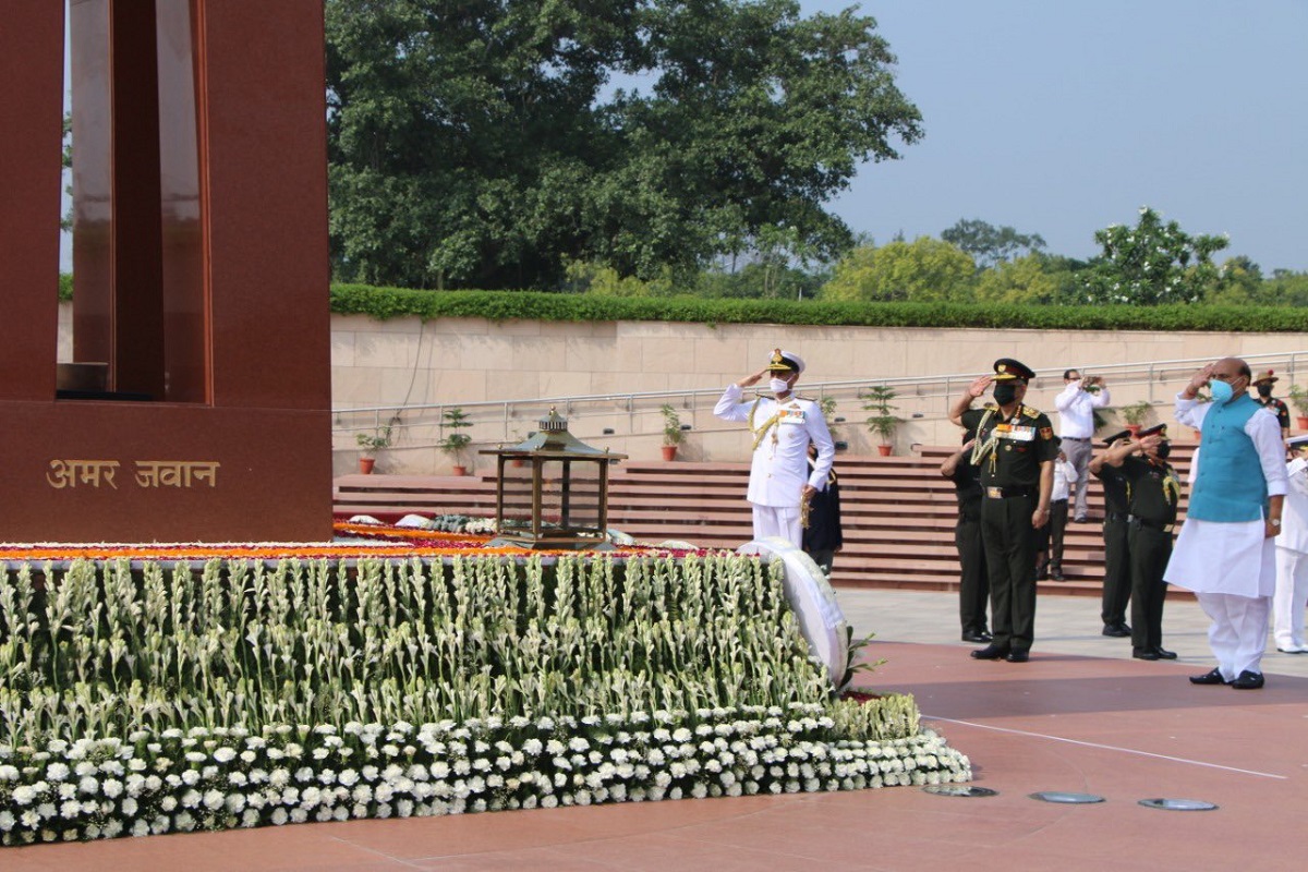 Defence Minister Rajnath Singh pays tribute to Kargil war heroes at National War Memorial