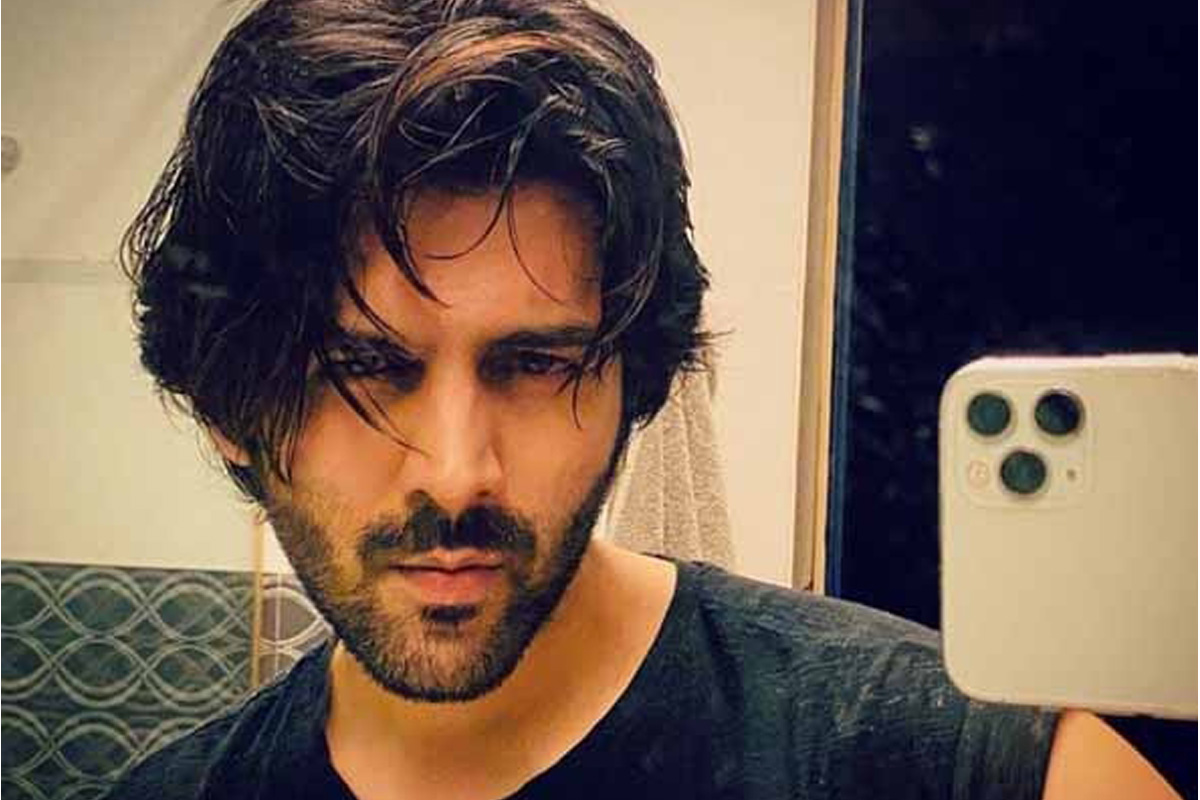 Kartik Aryan’s posts a ‘Dhamaka’ poser for fans