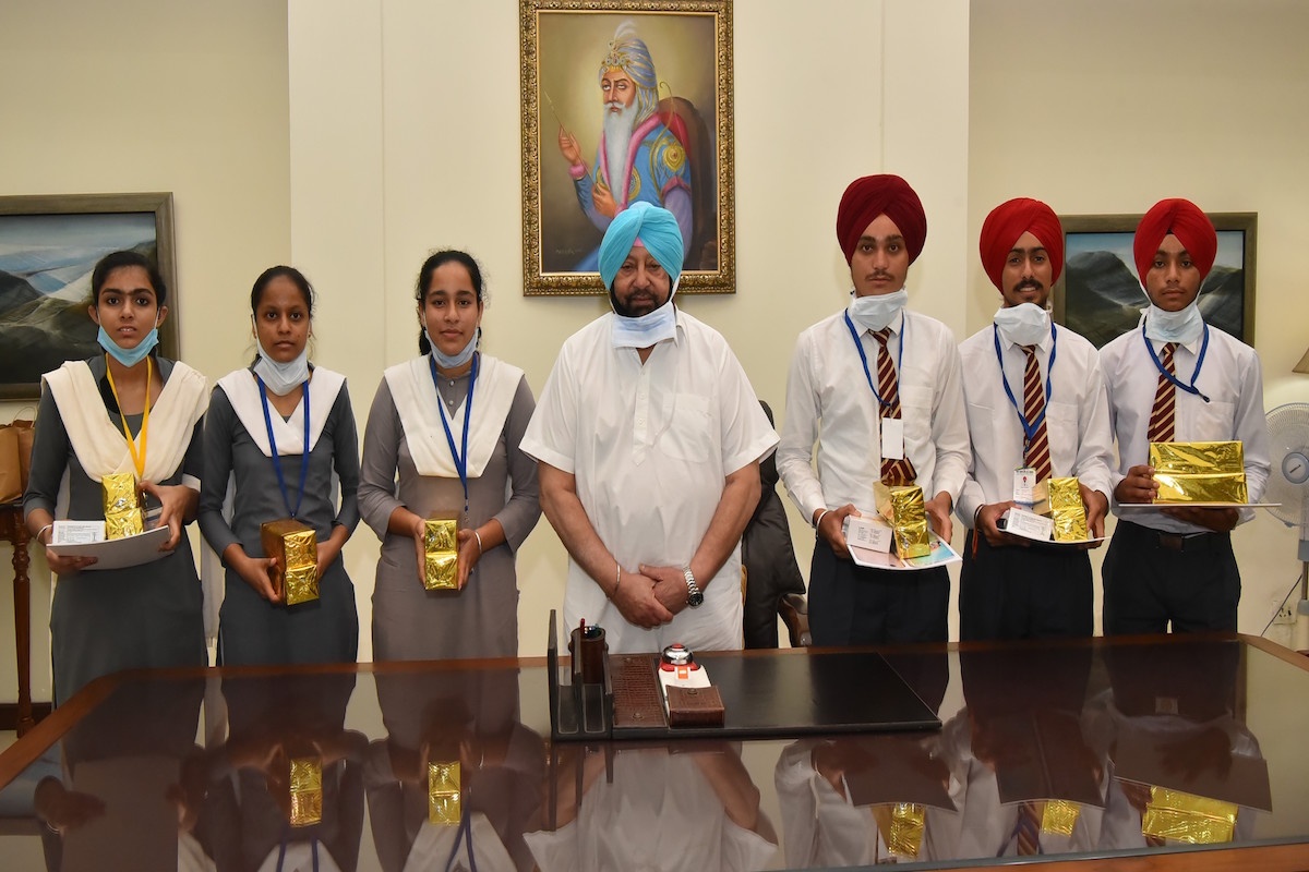 Punjab govt rolls out smart phone scheme for students