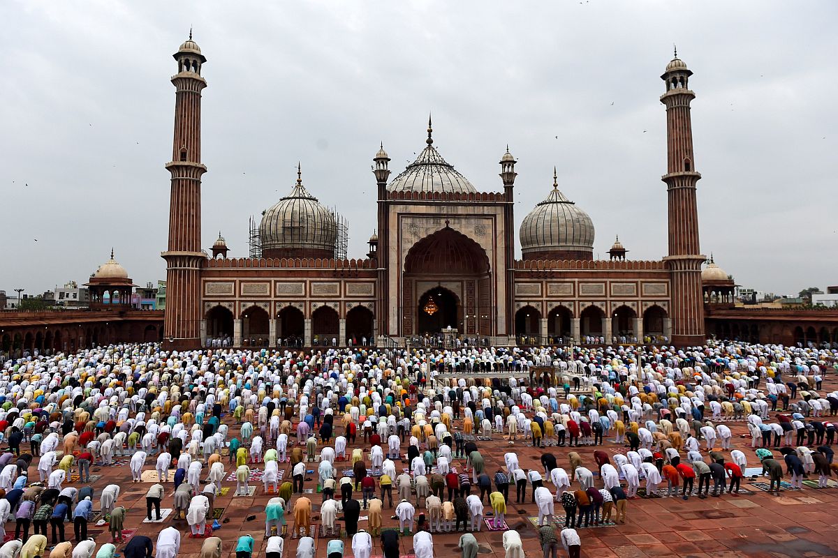 Jama Masjid bans entry of women who come without men