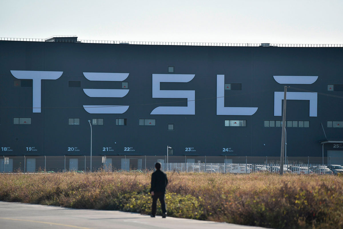 Tesla sets 5-1 share split and stock up 7 pc after car maker announcement