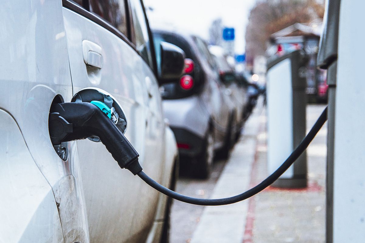 ‘Delhi to receive 100 charging points for EVs by June 2022’
