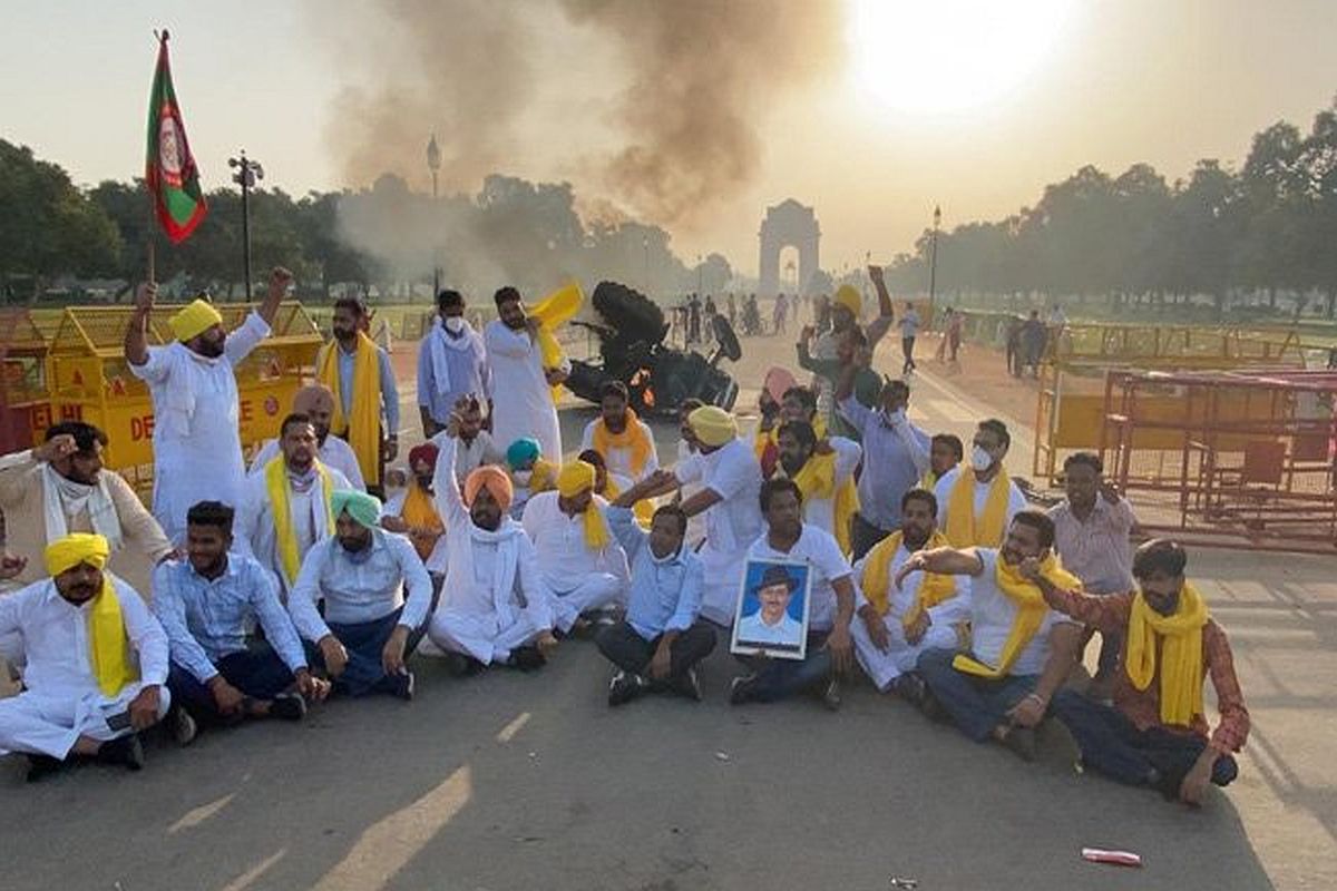 Farmers stage protest at India gate against agriculture bills, set tractor on fire