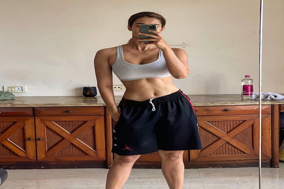 Disha Patani’s weekend gift for fans is a sizzling mirror selfie