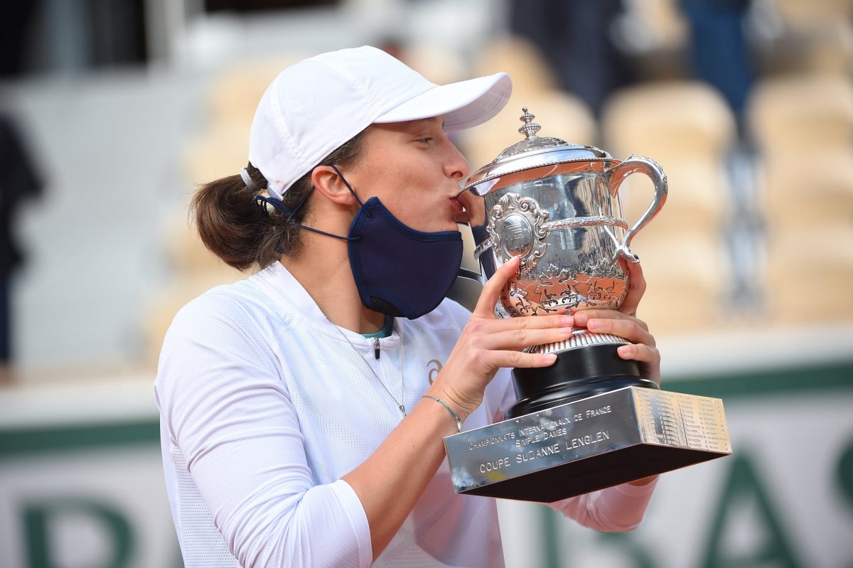 19-year-old Iga Swiatek beat Sofia Kemon to lift maiden French Open title