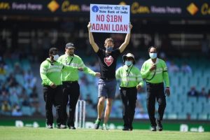 Environment activist invades SCG during AUS-IND ODI with ‘No $1B Adani Loan’ banner