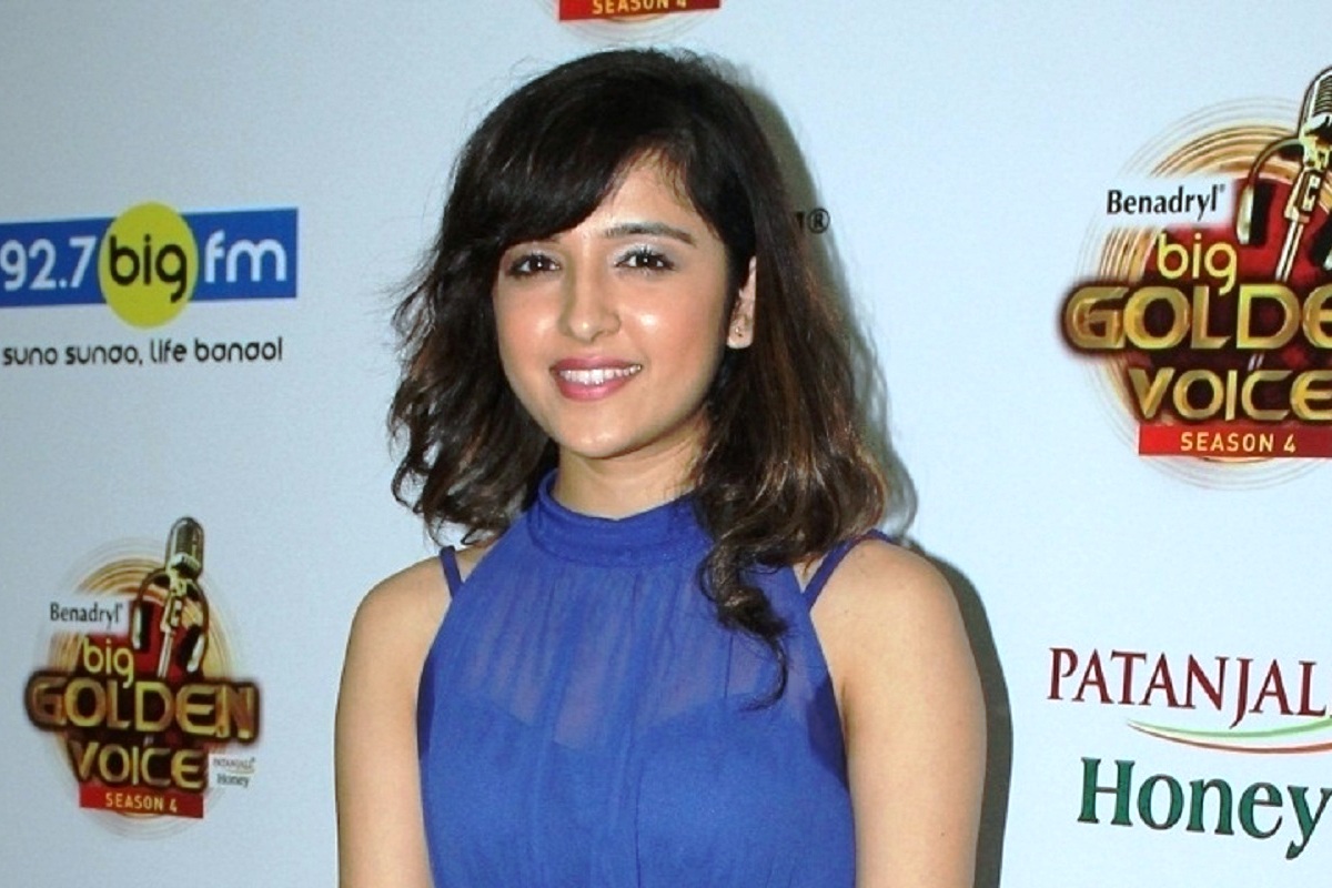 Shirley Setia Xxx Video - Shirley Setia touches the stage and seeks blessings before stepping on