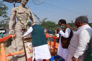 ‘Bohiragato’: Controversy erupts as Amit Shah allegedly garlands wrong idol of tribal leader Birsa Munda