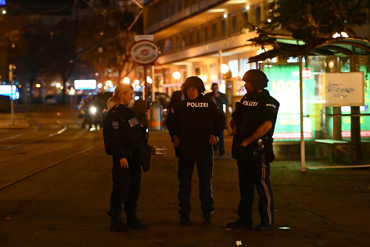 Gunmen opens fire at multiple locations across central Vienna; 2 dead