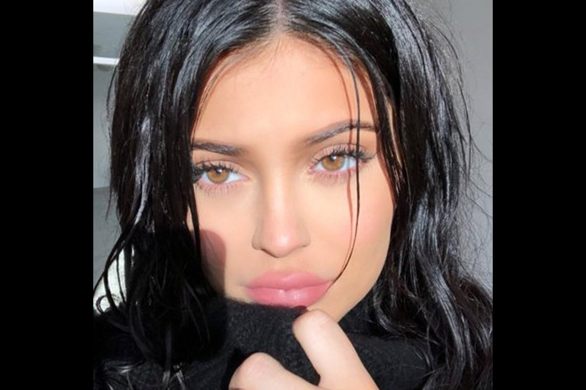 Kylie Jenner embraces her natural hair