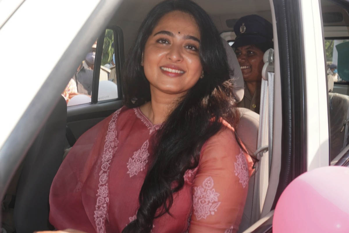 Women police officers real stars, says Anushka Shetty