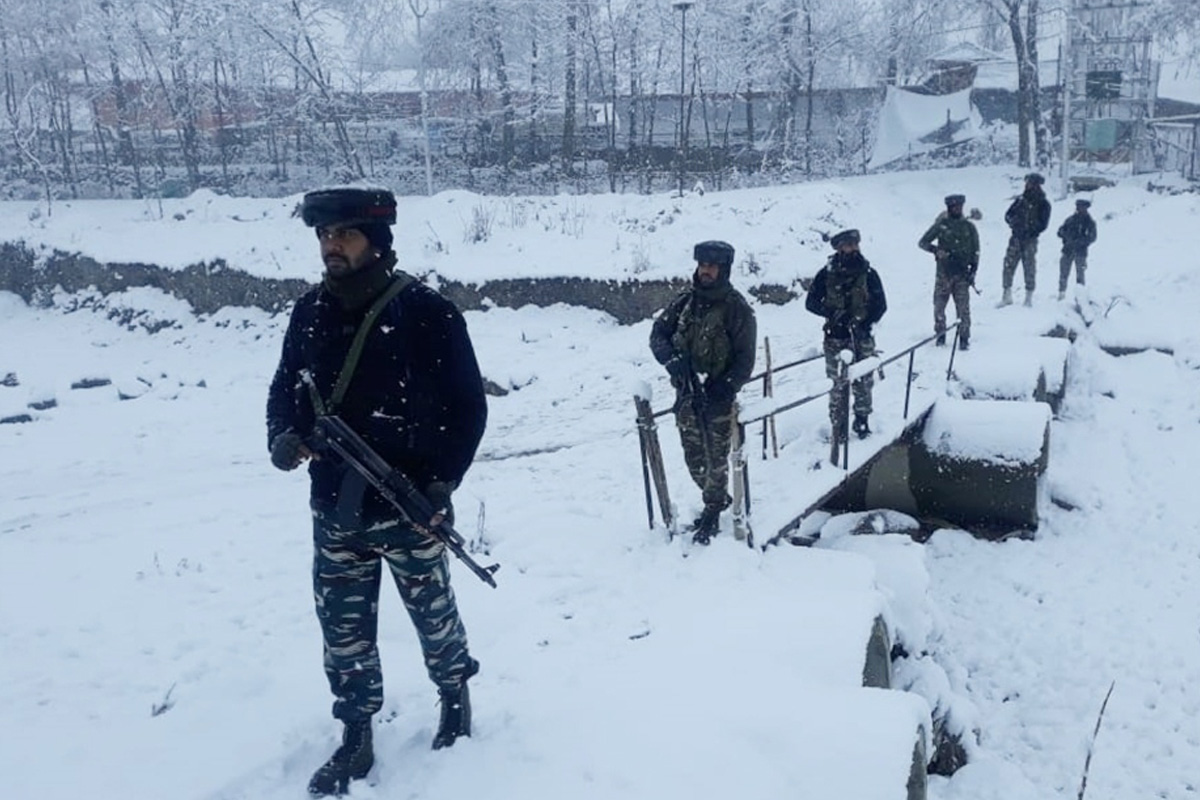 Air, vehicular services disrupted due to snow in J&K