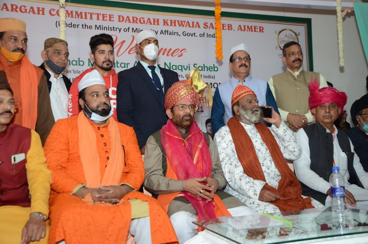 Mukhtar Abbas Naqvi offers “Chadar” at Dargah Ajmer Sharif on behalf of PM Modi