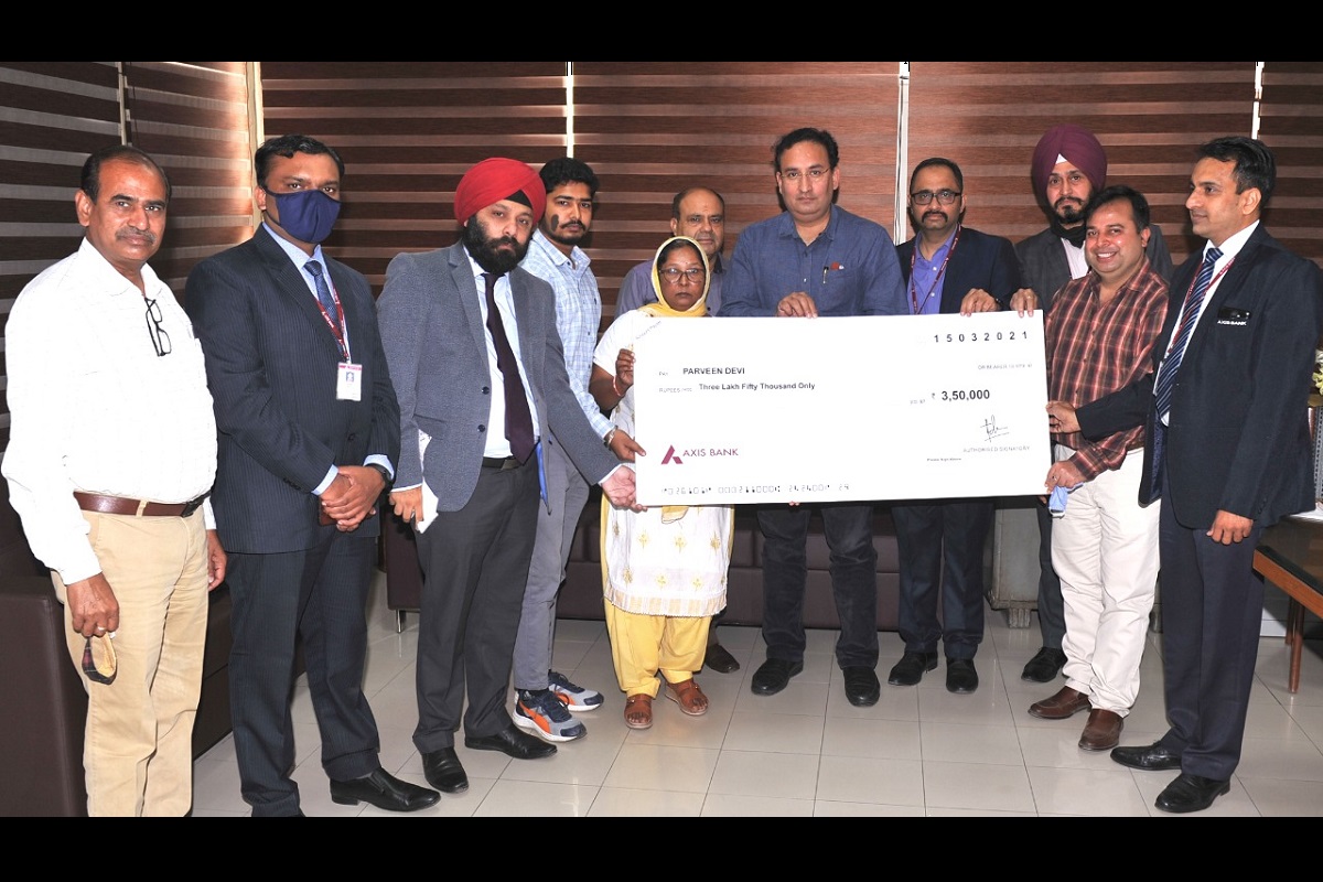 Family of deceased BBMB employee handed over cheque amounting to Rs 3.5 lakh