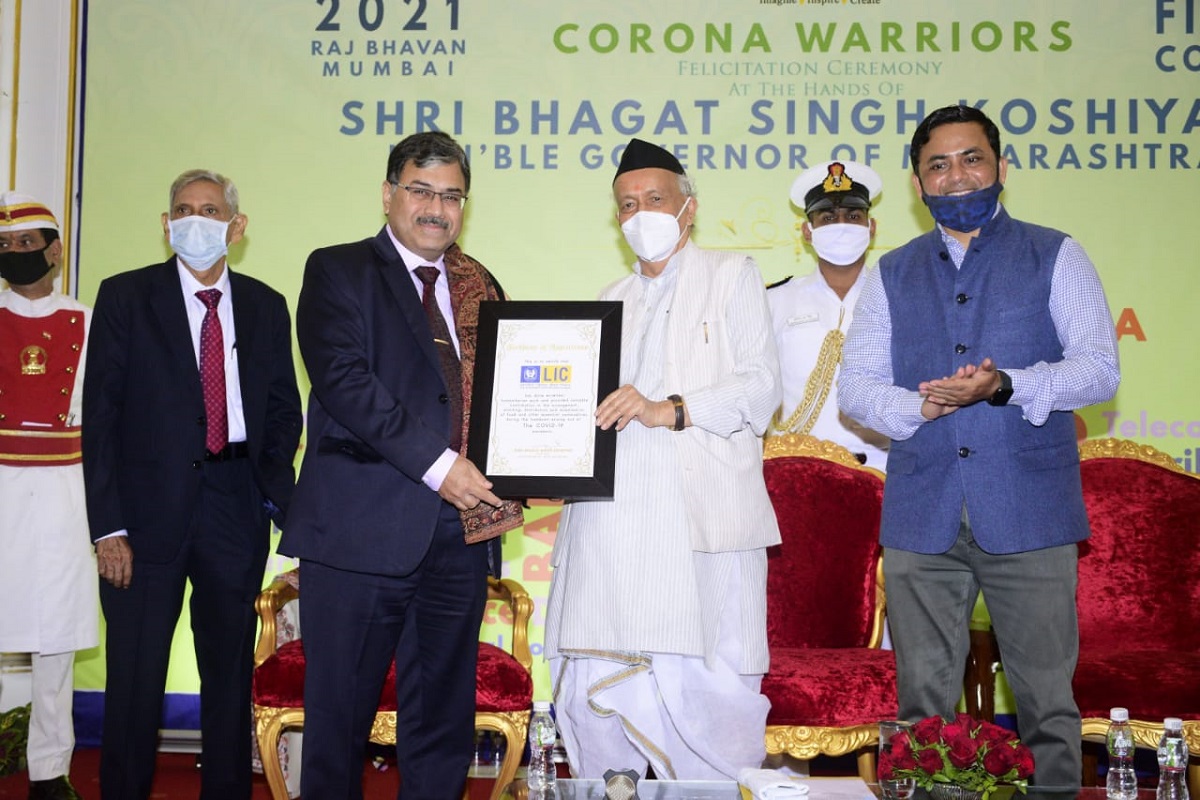 LIC felicitated by Governor of Maharashtra for work during Covid-19 pandemic